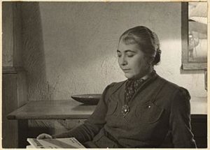 Edith_Halpert_reading_at_the_home_of_Charles_Sheeler,_between_1933_and_1942